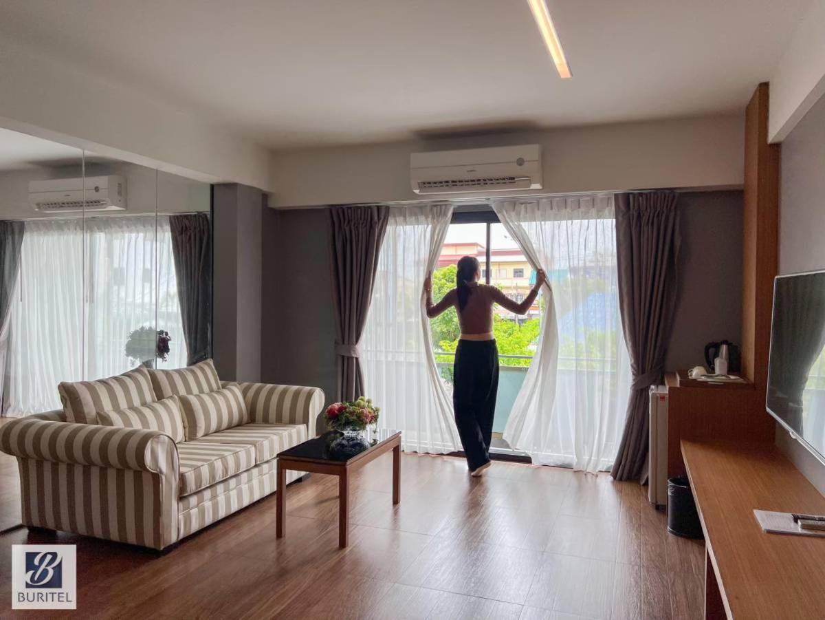 Buritel Hotel Бурирам Екстериор снимка