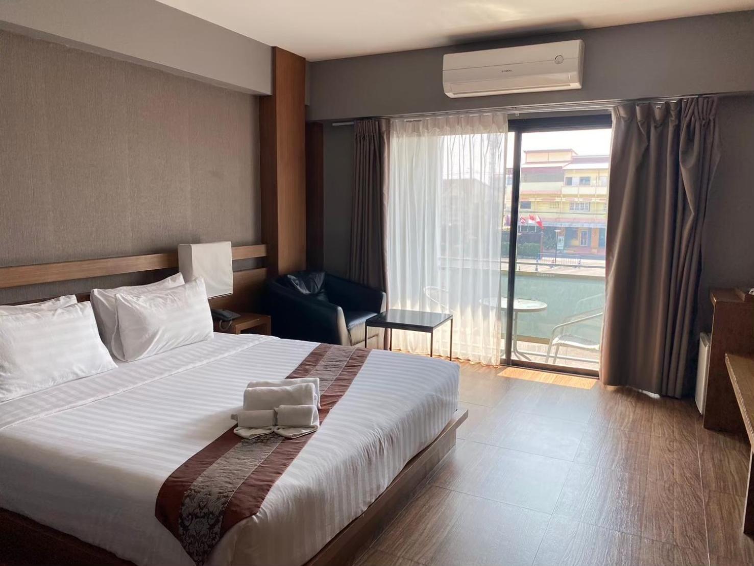 Buritel Hotel Бурирам Екстериор снимка